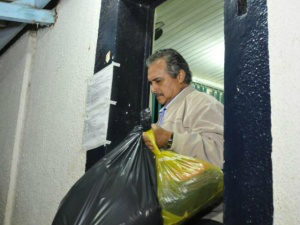 Em silêncio, Giroto e Amorim deixam presídio após 42 dias detidos Beto Mariano levou seus pertences em sacolas plásticas (Foto: Alcides Neto)