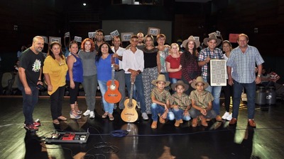 Estreante em concursos, aluno da escola "Kamé Adania" vence encontro de viola pantaneira Estreante em concursos, aluno da escola "Kamé Adania" vence encontro de viola pantaneira