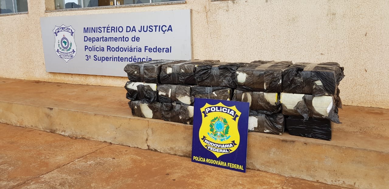 Traficante abandona Fiat Uno com maconha em milharal Traficante abandona Fiat Uno com maconha em milharal