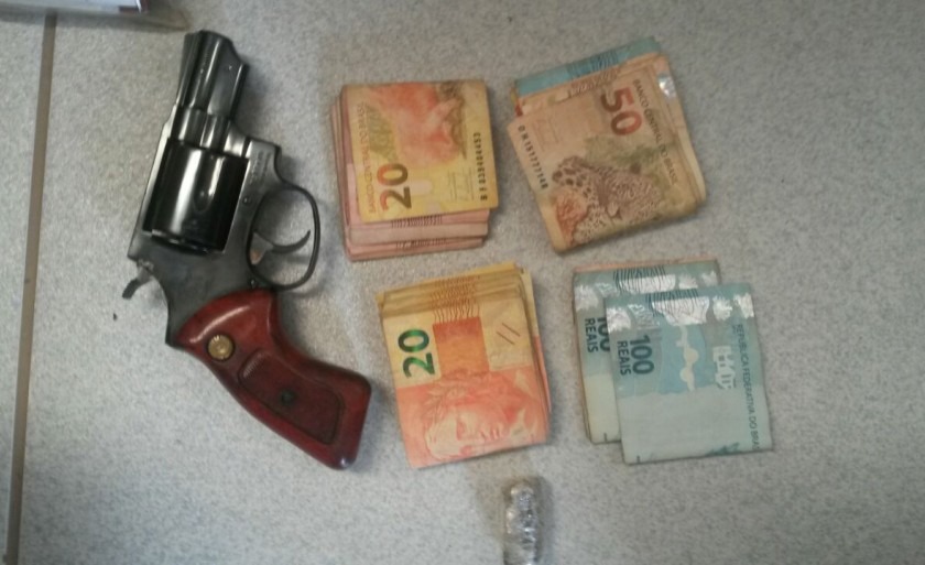 Polícia Militar e Civil realizam operação em Três Lagoas Arma e dinheiro apreendido. PM/Divulgação