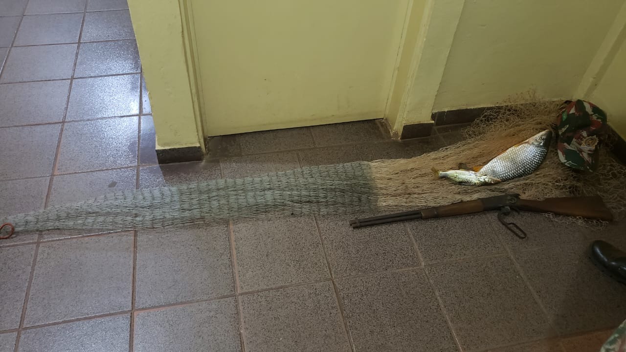 PMA prende homem com pescado e petrecho ilegal do tipo tarrafa PMA prende homem com pescado e petrecho ilegal do tipo tarrafa