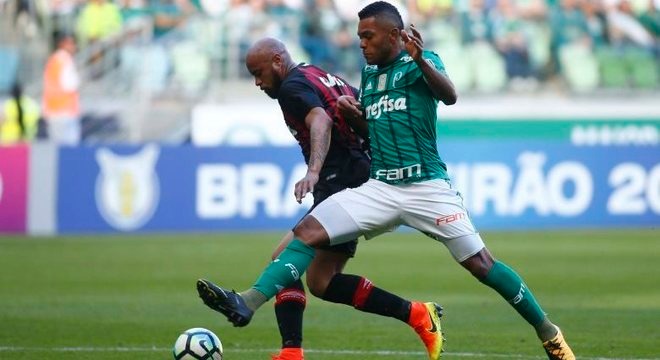 Palmeiras perde para Furacão e mira Libertadores Thiago Heleno levou a melhor no duelo com Borja na vitória do Atlético-PR
Marcos Bezerra/Estadão Conteúdo