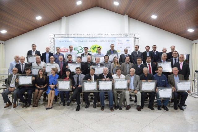Homenageados pela Câmara durante sessão (Foto: Éder Gonçalves)
