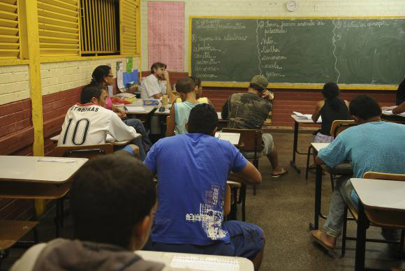 Parte dos alunos do ensino médio noturno poderia estar no diurno, mostra estudo Atualmente, 2,3 milhões, o equivalente a um terço do total de 8,3 milhões de estudantes do ensino médio, estão matriculados no noturnoArquivo/Agência Brasil