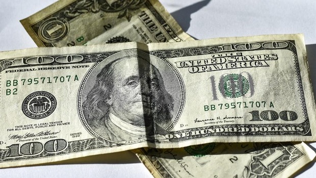 Dólar abre em queda nesta segunda-feira Dólar abre em queda nesta segunda-feira
