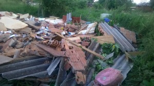 Prefeitura alega que demoliu casa de manicure porque estava abandonada Segundo nota oficial da prefeitura, o local, tomado pelo matagal, vinha atraindo usuários de drogas. (Foto: Direto das Ruas)