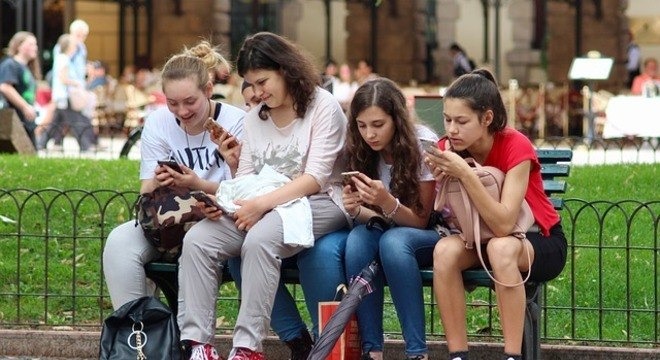 1 em cada 4 adolescentes brasileiros é dependente de internet Estudo foi feito com jovens de 15 a 19 anos de escolas públicas e privadas de Vitória (ES). Pixabay