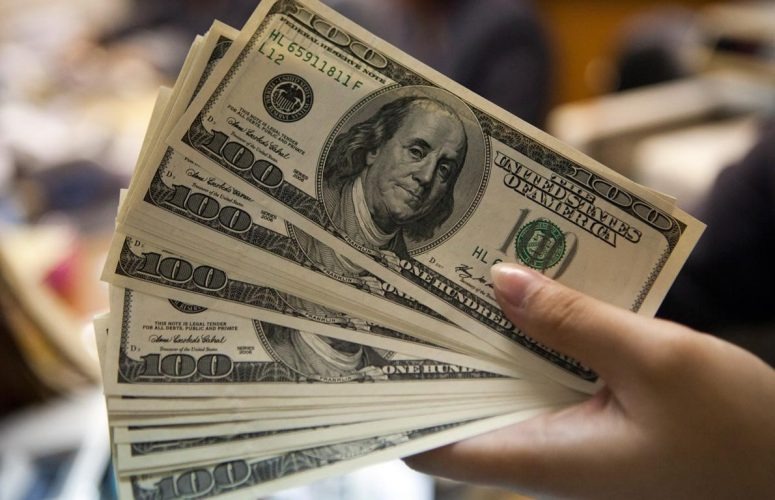 Dólar opera em queda nesta segunda, abaixo de R$ 4,10