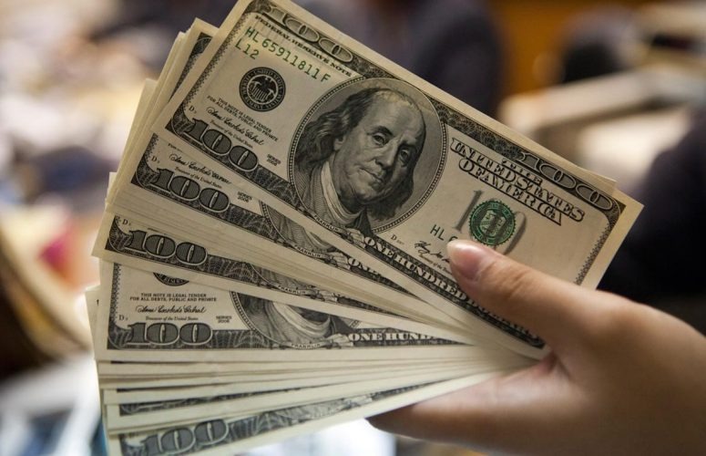 Dólar opera em queda nesta segunda, abaixo de R$ 4,10 Dólar opera em queda nesta segunda, abaixo de R$ 4,10