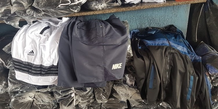 Roupas de marcas falsificadas são apreendidas em trilha clandestina Roupas de marcas falsificadas são apreendidas em trilha clandestina