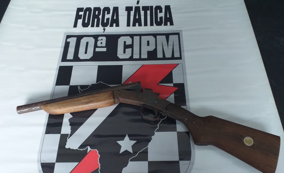 Morador chega em casa e encontra espingarda abandonado no portão Morador chega em casa e encontra espingarda abandonado no portão