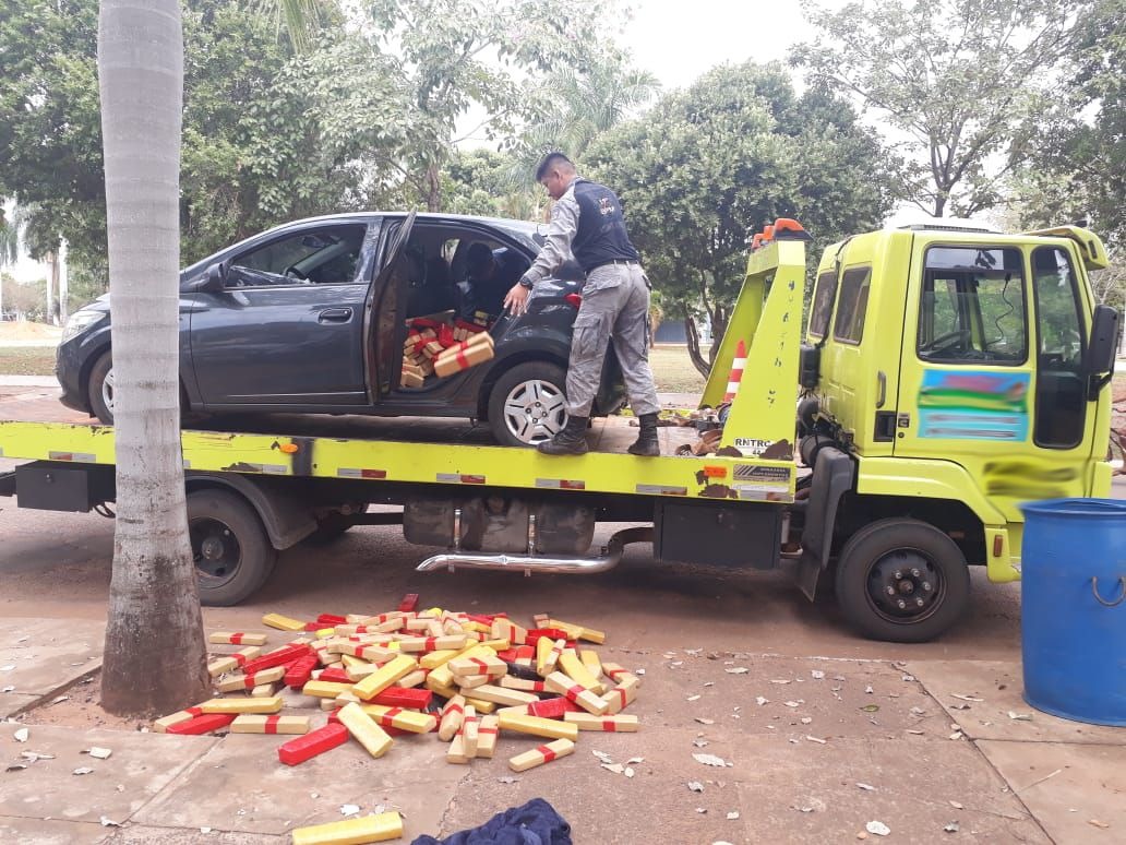 Polícia Militar apreende dois veículos e 450 quilos de maconha