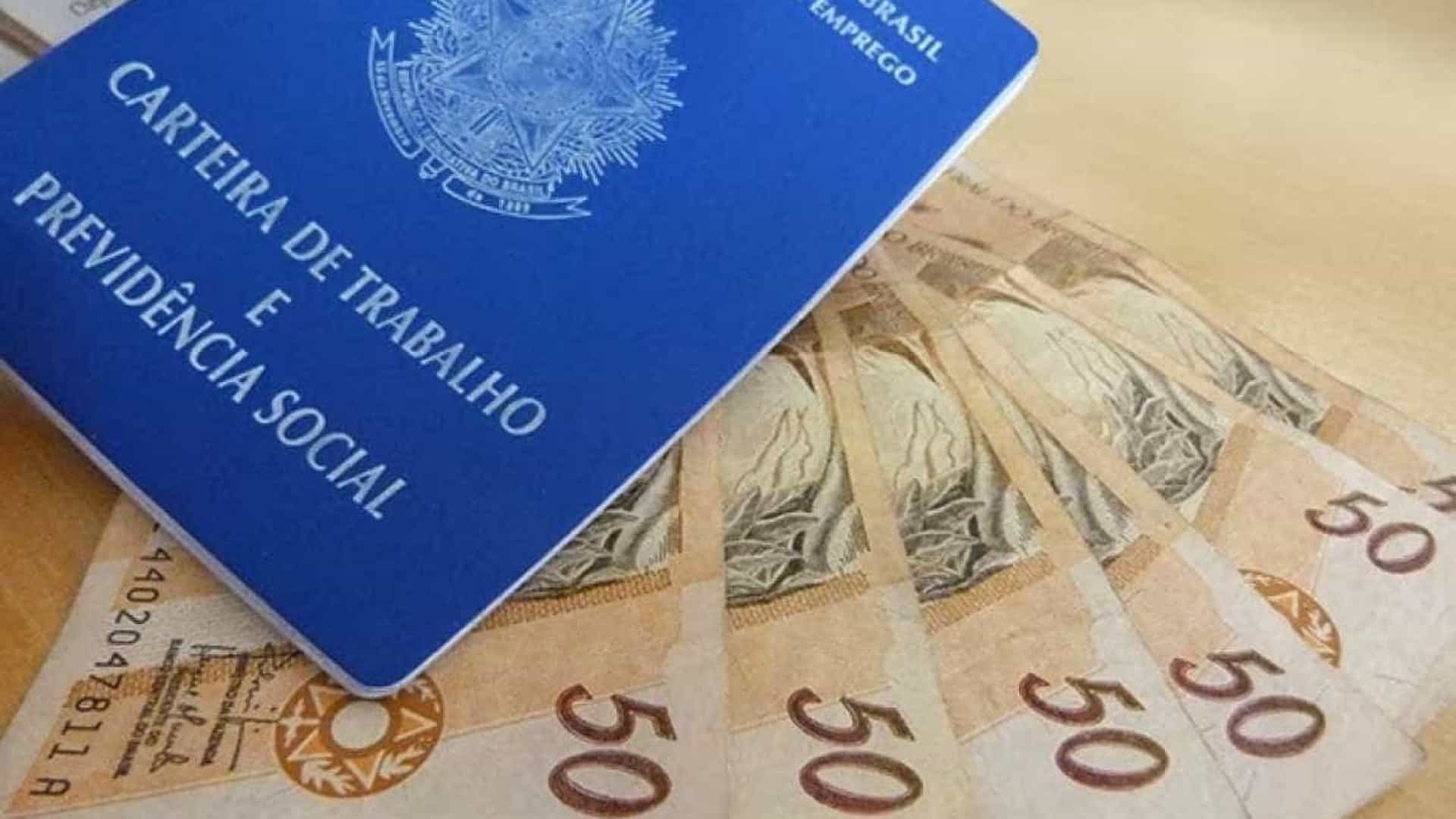 Trabalhadores que cursaram faculdade ganham até 1 salário mínimo Trabalhadores que cursaram faculdade ganham até 1 salário mínimo