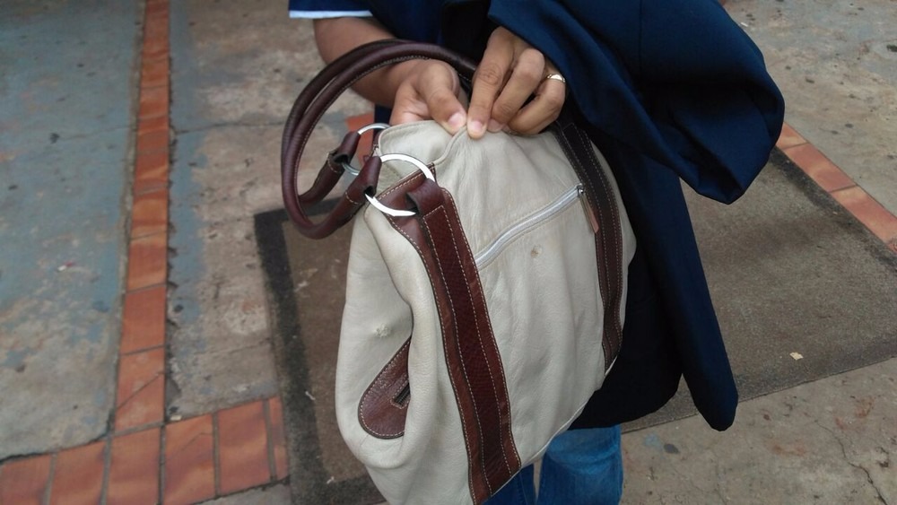 Policial de folga prende dupla por roubo de uma bolsa; um deles foi baleado Bolsa da vítima atingida por tiros em Campo Grande (Foto: Osvaldo Nóbrega)