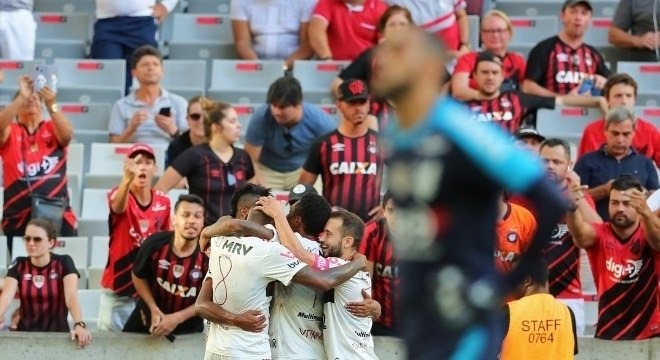 Fla aproveita falha e vence Athletico apesar de pênalti anulado pelo VAR Bruno Henrique aproveitou bobeada da zaga do Athletico para marcar para o Fla; Heuler Andrey/Estadão Conteúdo