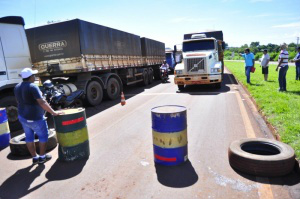 União pode acionar Força Nacional se caminhoneiros não deixarem protesto No sexto dia de protesto, cinco trechos de rodovias de MS estão bloqueadas. (Foto Eliel Oliveira)