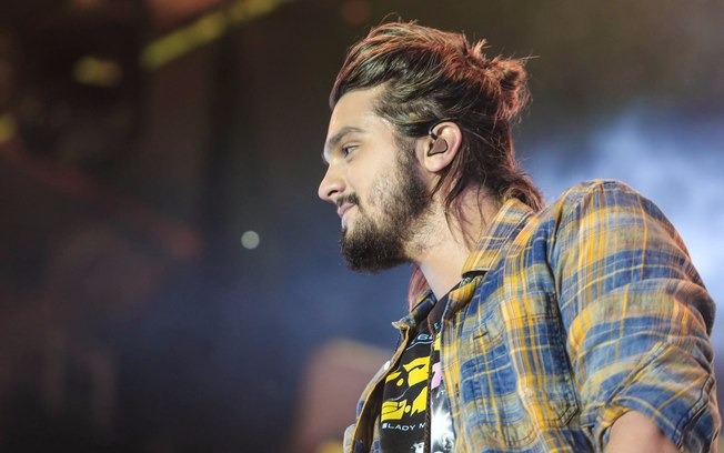Luan Santana usa celular ao volante e é a nova "vítima" do Detran