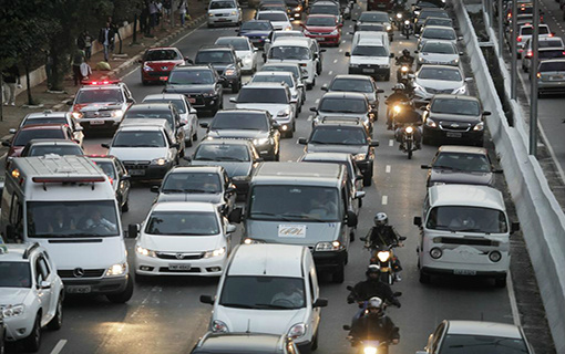 Alteração do Código de Trânsito obriga o uso de farol baixo nas rodovias a partir de 7 de julho Alteração do Código de Trânsito obriga o uso de farol baixo nas rodovias a partir de 7 de julho