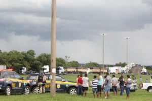 PRF diz que não recebeu decisão da Justiça e terá de acionar tropa de choque Caminhoneiros continuam parados em rodovia no sexto dia de protesto. (Foto: Marcos Ermínio)