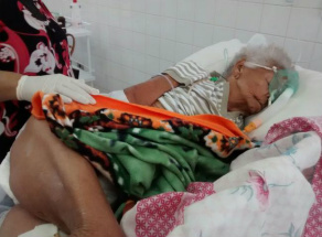 Idosa de 93 anos está há 5 dias à espera de vaga em hospital; Sesau admite falta de leito Idosa foi levada para o CRS do Coophatrabalho no domingo (22) (Foto: WhatsApp)