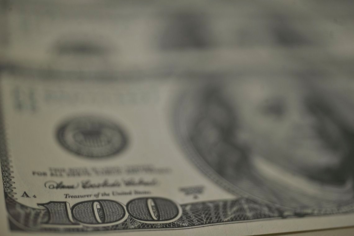 Dólar sobe, à espera de avanços na reforma da Previdência e com cautela no exterior