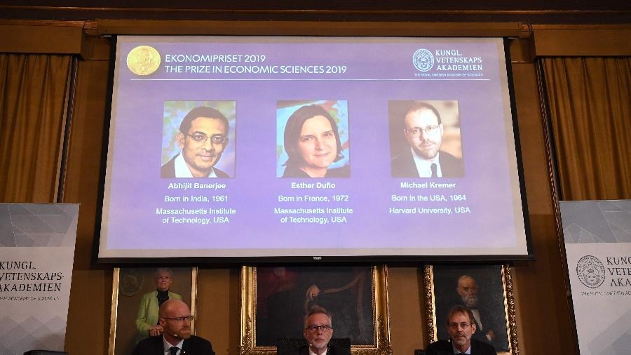 Nobel de Economia premia trio pelo combate à pobreza no mundo Jonathan Nackstrand/AFP