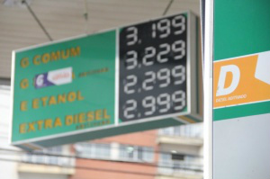 Aumento do diesel causa demissão de 10 mil trabalhadores do setor de transporte O segundo aumento dos combustíveis, neste ano, foi autorizado no último dia 16, pelo Confaz (Foto: Marcos Ermínio).