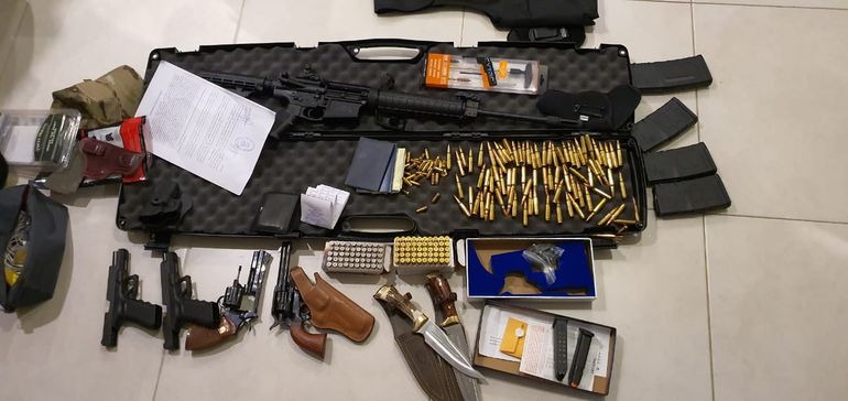 Polícia paraguaia prende fornecedor de armas e drogas para PCC e do Comando Vermelho Armas encontradas no apartamento.
