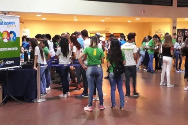 Escola do Sesi de Maracaju participa da Feira das Profissões da Unigran em Dourados