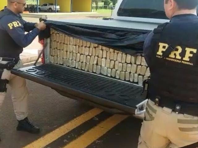 Trio é preso pela PRF com quase uma tonelada de maconha em caminhonete