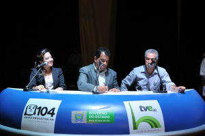 Governador quer levar Rádio Educativa aos 79 municípios Neiba Ota e Joel Silva apresentaram uma parte do evento de lançamento da programação, transmitido ao vivo, ao lado do governador Azambuja. (Foto: Alcides Neto)