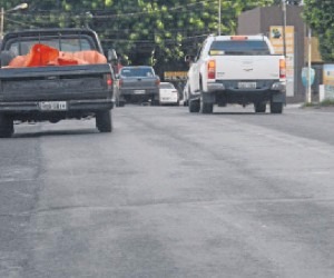 Alguns trechos da Rua Guia Lopes e da Avenida Brilhante ficaram sem recapeamento - Gerson Oliveira/Correio do Estado