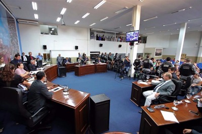 Durante sessão extraordinária, vereadores aprovam PL 023/2017 e dois projetos Vereadores discutiram e aprovaram o PL 023 (Foto: Tiago Morais)