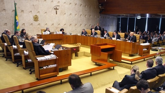 STF adia julgamento para dia 4 e decide que Lula não pode ser preso até lá