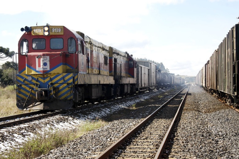 Estudos da implantação da ferrovia foram autorizados - Crédito: Jorge Woll/Divulgação

 
SAIBA MAIS

DOURADOS/PARANAGUÁ
Projeto de ferrovia ligando Dourados a Porto é apresentado para investidores
LOGÍSTICA
Governador diz que ferrovia Dourados-Paranaguá consolida fronteira do agronegócio

LOGÍSTICA
Ferrovia ligando Dourados ao Paraná ganha fortes aliados
