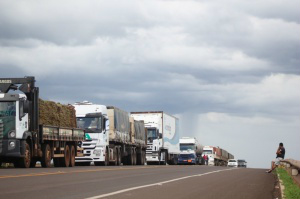 Sindicato promove 2ª carreata contra aumento de impostos e combustíveis Devido ao aumento dos combustíveis, cerca de 10 mil trabalhadores do setor de transporte do Estado já foram demitidos (Foto: Marcos Ermínio).