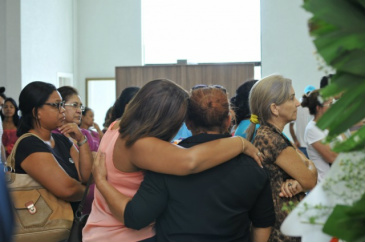 Morte de técnico, que era contra reagir em assalto, causa comoção em bairro Conhecido pela generosidade, velório de Batista ficou lotado (Foto: Alcides Neto)