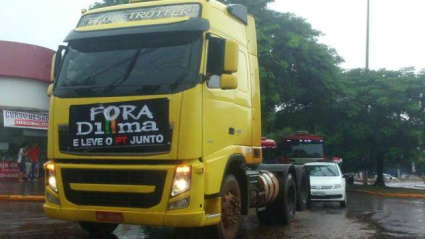 Chuva não atrapalha e centenas participam de carreata do manifesto em Dourados Caminhões e carros de passeio participaram da carreata em Dourados nesta sexta-feira - Foto Valdeir Azevedo