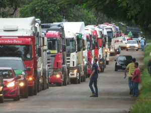 Chuva não atrapalha e centenas participam de carreata do manifesto em Dourados Foto - Rodrigo Bossolani