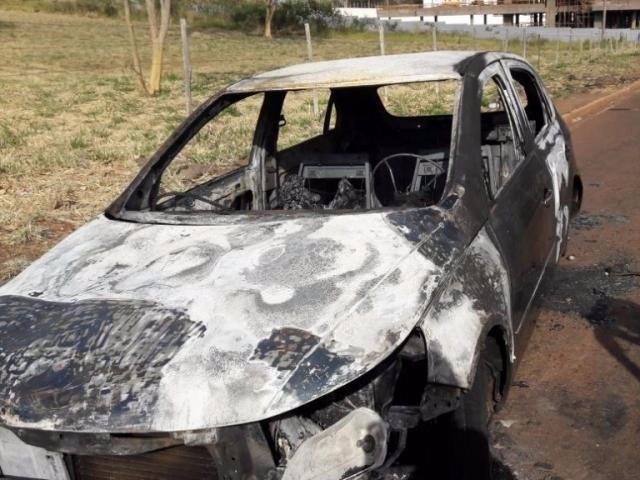 Carro alvo de incêndio misterioso continua abandonado pela Rachid Neder direto da rua