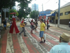 Agetran orienta população sobre sinalização no centro No local, agentes de trânsito, guardas municipais, grupo teatral e equipe técnica orientaram a população sobre a sinalização, já que muitos ainda não se adaptaram com as mudanças feitas na região. (Foto: Divulgação)