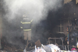 Mega incêndio destrói loja de bolsas em centro comercial na Afonso Pena A mercadoria teve perda total, já a estrutura física deverá passar por uma vistoria técnica. (Foto: Marcos Ermínio)
