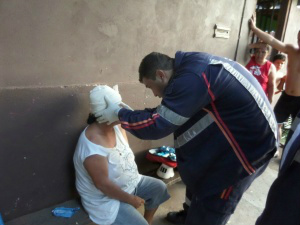 Criança joga faca para cima e atinge cabeça de vizinha Facão atingiu a cabeça de uma mulher em Três Lagoas - Foto: TL Notícias