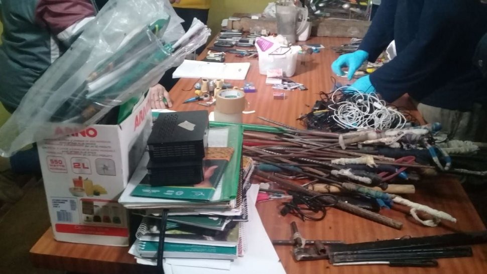 Após guerra entre PCC e Clã Rotela, polícia encontra mais de 100 armas em penitenciária Após guerra entre PCC e Clã Rotela, polícia encontra mais de 100 armas em penitenciária