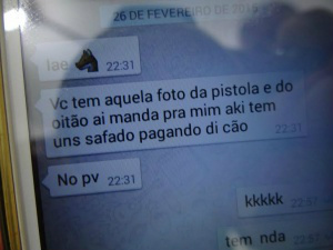 Menor é apreendido, após polícia encontrar em WhatsApp mensagens sobre arma e drogas No aparelho de telefone celular do adolescente foram encontradas mensagens em que ele teria arma- Foto: Osvaldo Duarte