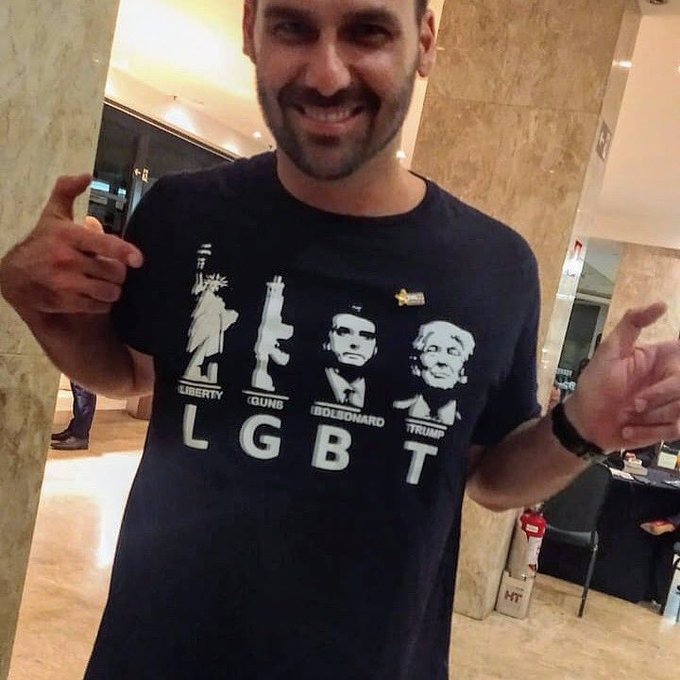 Eduardo Bolsonaro tenta ironizar sigla LGBT, mas vira piada Eduardo Bolsonaro publicou uma foto com uma camiseta ironizando o termo