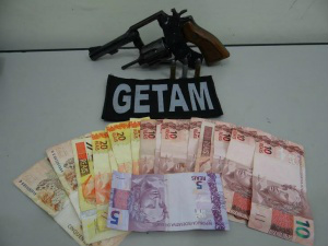 Menor é apreendido, após polícia encontrar em WhatsApp mensagens sobre arma e drogas Com o menor foram encontrados a quantia de R$ 285-Foto: Osvaldo Duarte