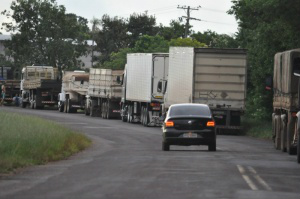 Movimento de caminhoneiros ganha força e bloqueia oito rodovias em MS MS-040 está bloqueada desde segunda-feira (Foto: Marcelo Calazans)