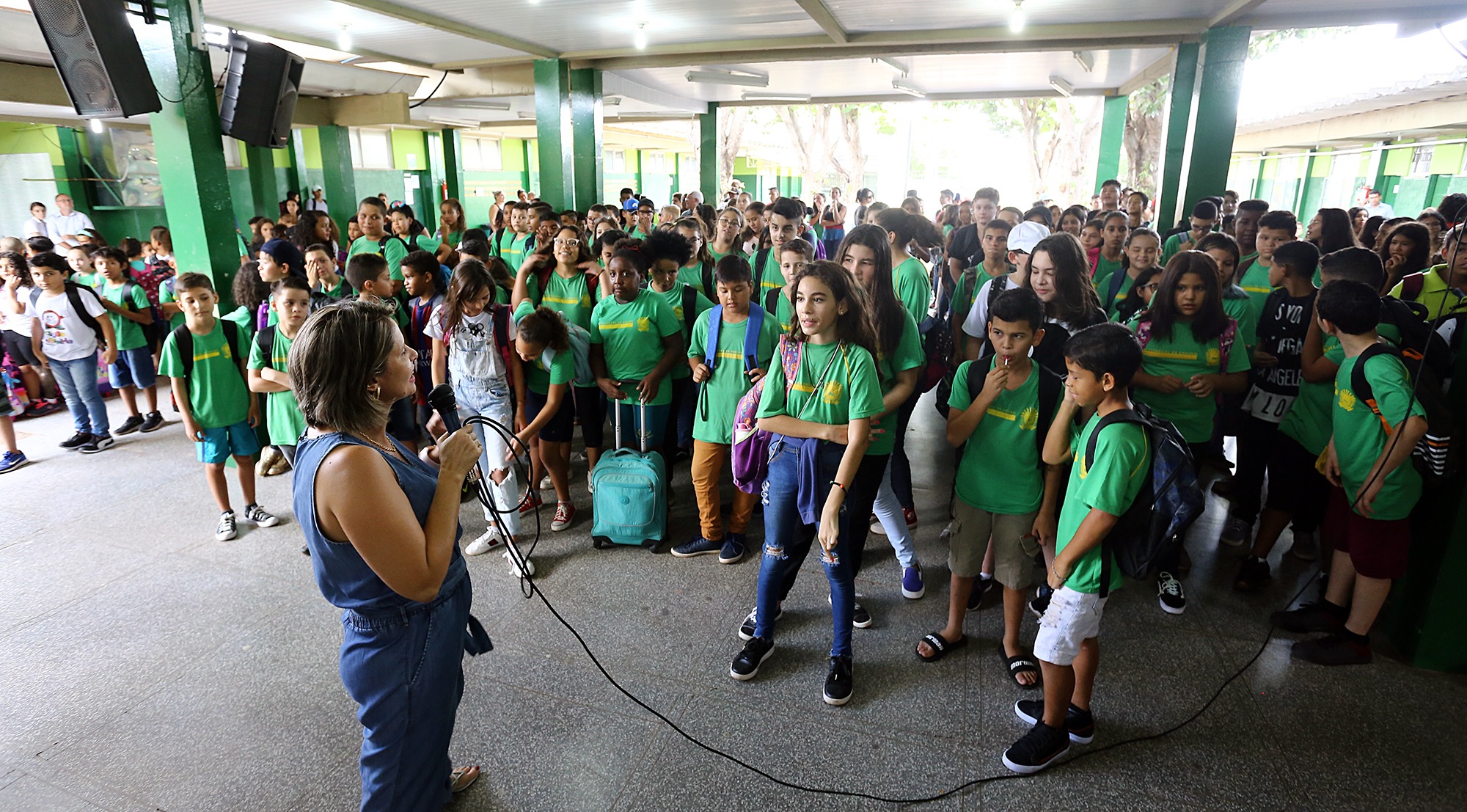 Diretora fez acolhida dos alunos na tarde de hoje. Foto: Edemir Rodrigues 