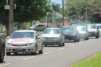 Carreata de apoio aos caminhoneiros vira ato pelo impeachment de Dilma Automóveis com faixas e bandeiras do Brasil durante ato na Afonso Pena (Foto: Marcos Ermínio)